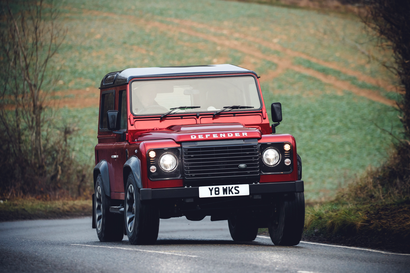 Illustration for article titled Land Rover Is Stuffing 400 HP V8s Into Vintage DefendersÂ